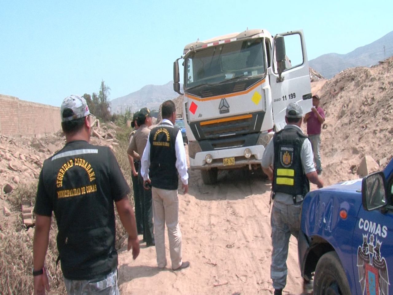 Serenos de Comas, detienen a conductor de camión por arrojar basura a ribera de rio Chillón.