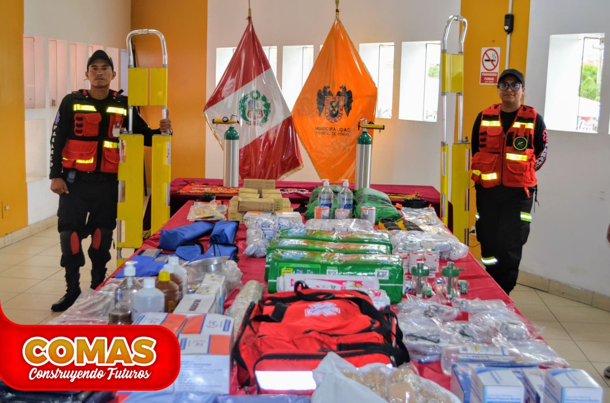 ALCALDE DE COMAS ENTREGA IMPLEMENTOS DE SALUD A LOS PARAMÉDICOS DE COMAS