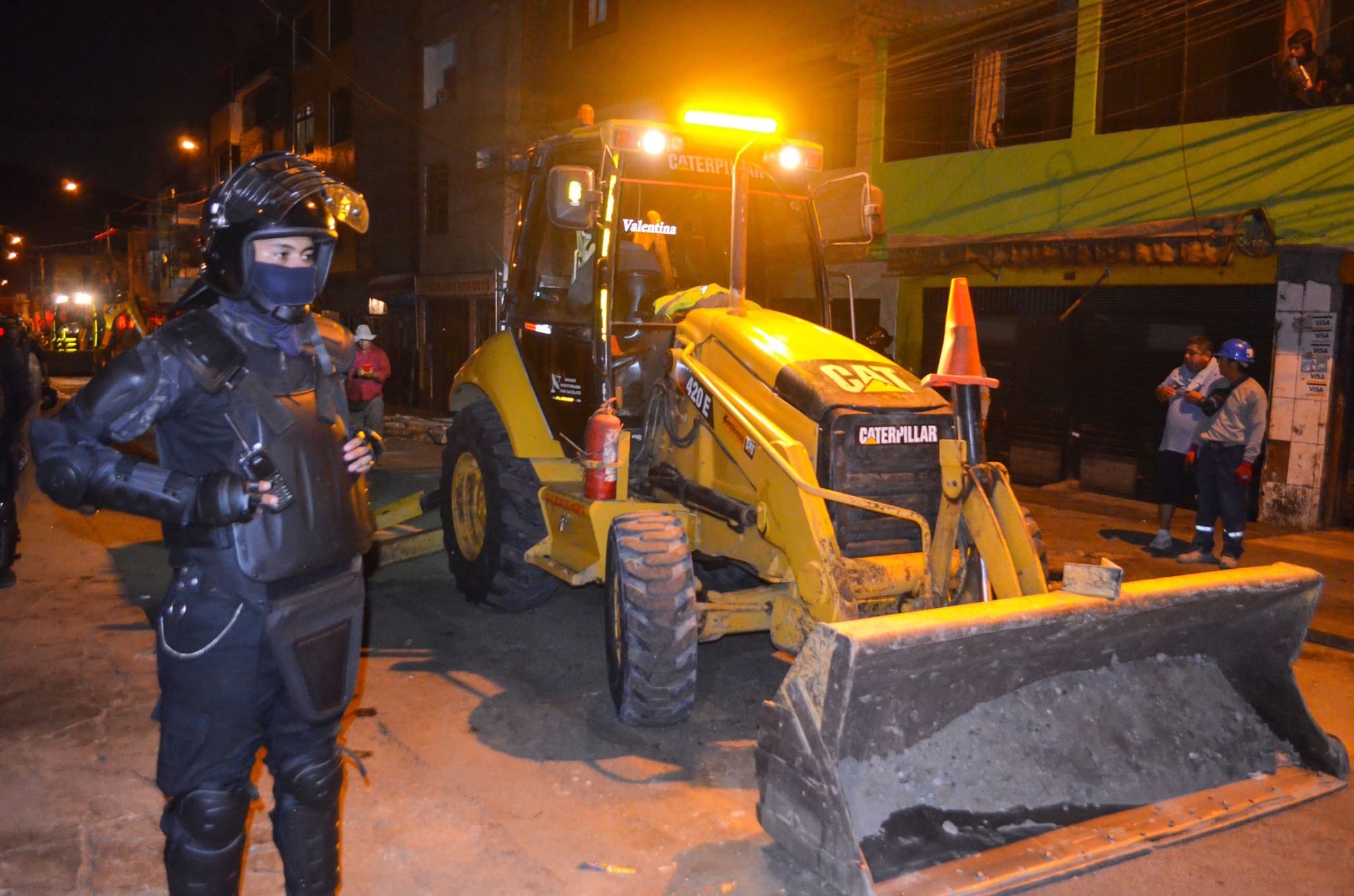 TRABAJDOS NOCTURNOS DE RECUPERACIÓN DE VÍAS CONTINÚAN EN EL MERCADO LA LIBERTAD