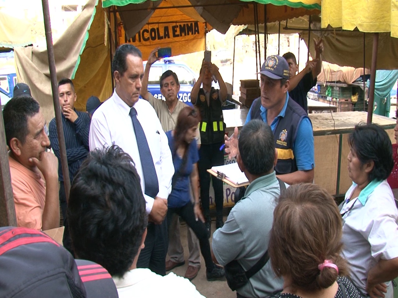 Sancionan a comerciantes de la 'Paradita de San Felipe' con fuertes multas y les advierten que desalojen espacios públicos.