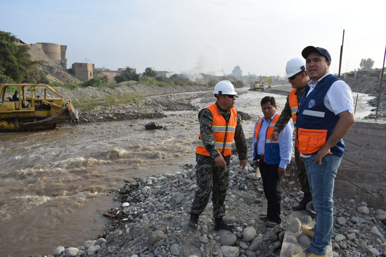 Oficiales del EP, alcalde de Comas y soldados del ejército limpian río Chillón de desmontes y residuos sólidos.