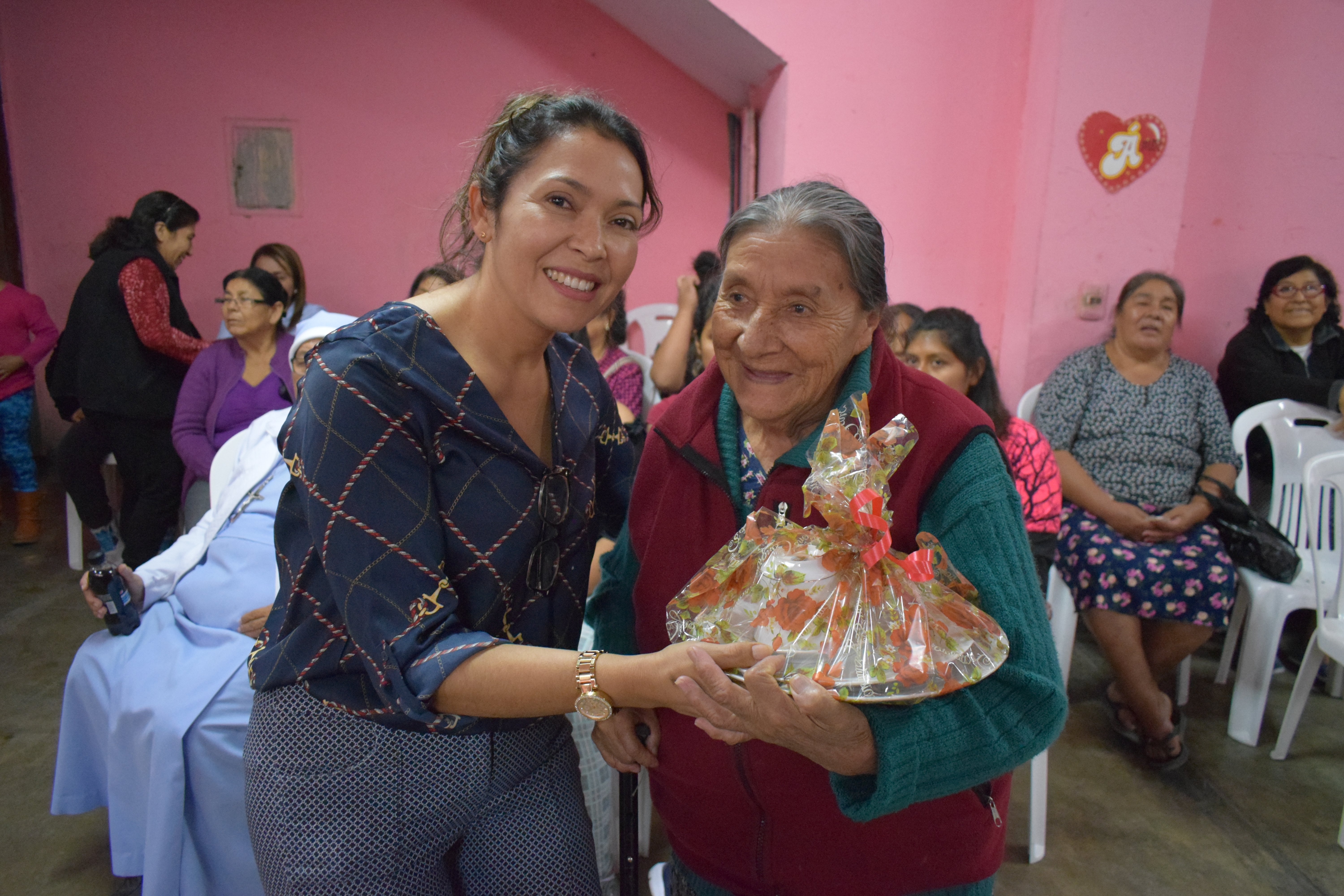 Mujeres de Clubes de madres de Comas recibieron el saludo y reconocimiento por parte de la alcaldesa ( e ) Mónica Acuña Jara.
