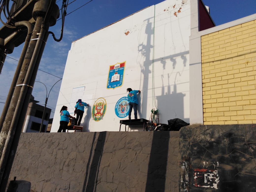 Jóvenes muralistas extranjeros embellecen paredes de institución educativa N° 3066 Villa Señor de los Milagros.