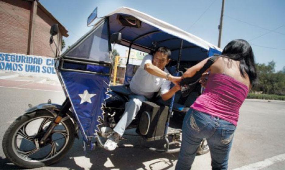  Para frenar asaltos, robos y cogoteos perpetrados en mototaxis, la Municipalidad de Comas, firma convenio con unidades especializadas de la policía nacional.