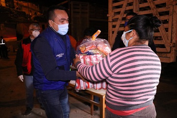 Gracias a Plan Piloto de apoyo social de la PCM, alcalde Raúl Diaz, entregó canastas a 2 mil familias pobres de Comas.   