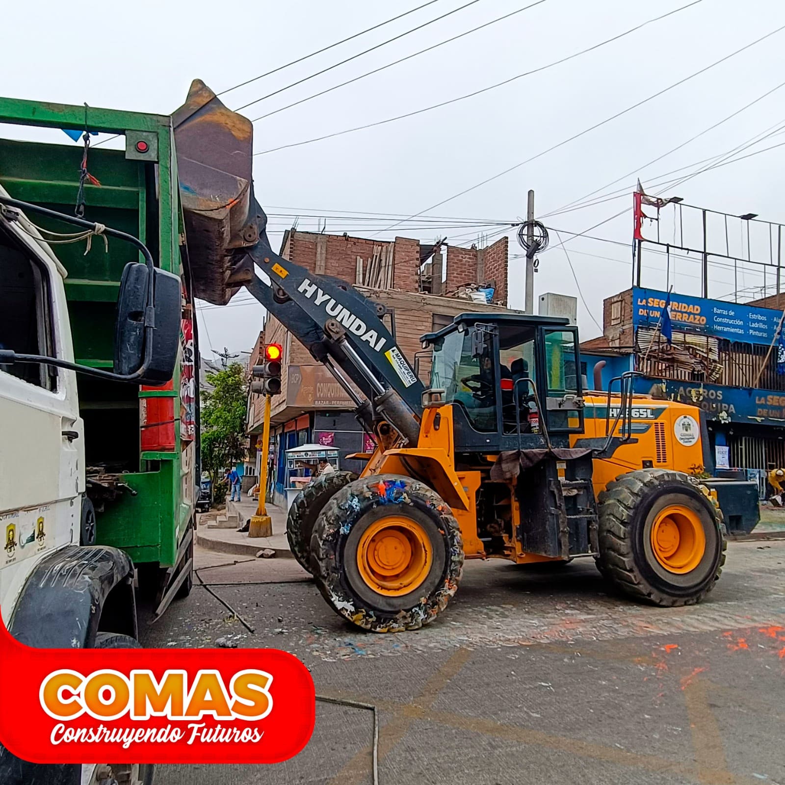 MUNICIPALIDAD DE COMAS LLEVA MAQUINARIA Y CAMIÓN EN ZONA DE DESASTRES 