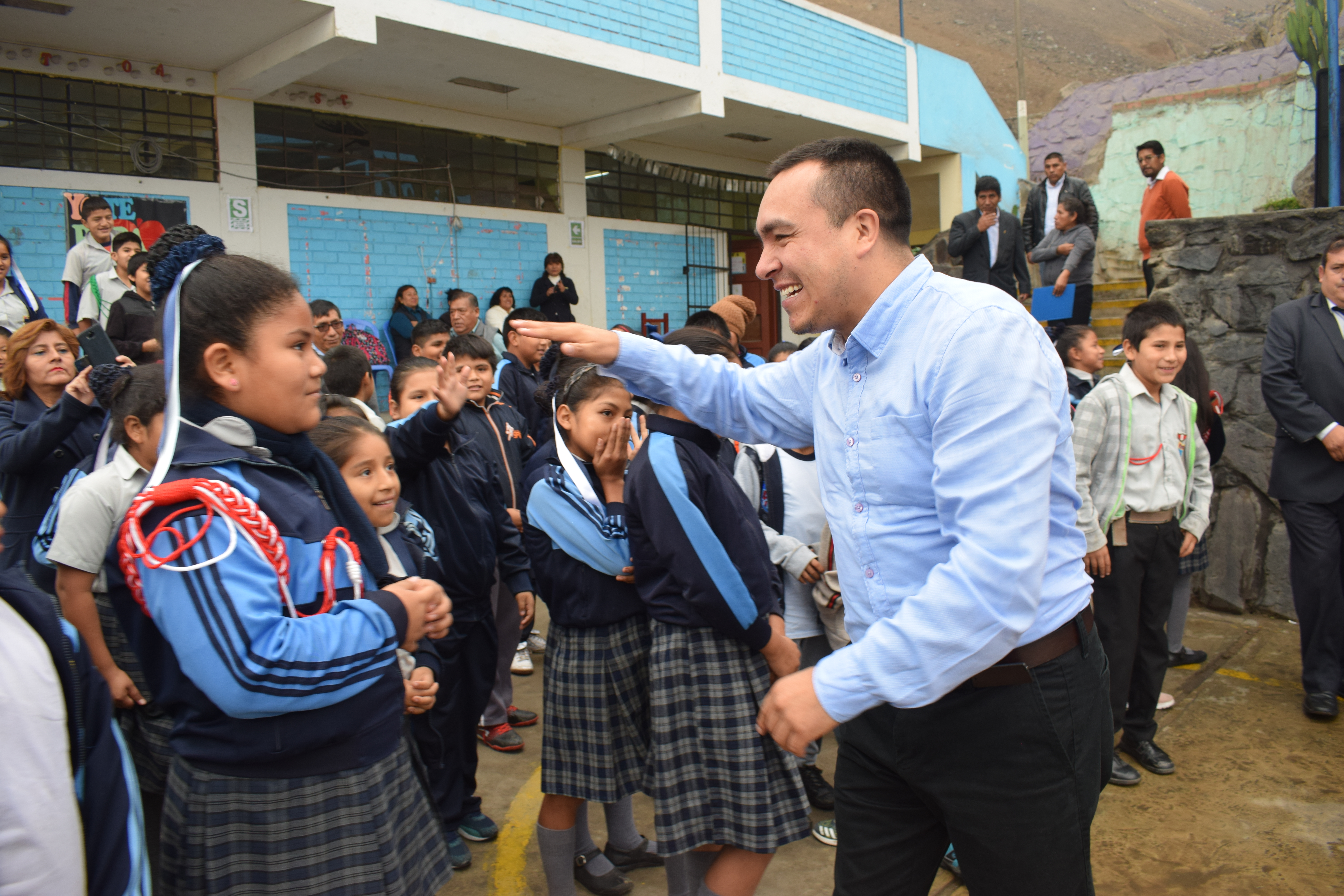 Alcalde Raúl Díaz Pérez visita colegios del distrito y dona obras literarias para bibliotecas escolares
