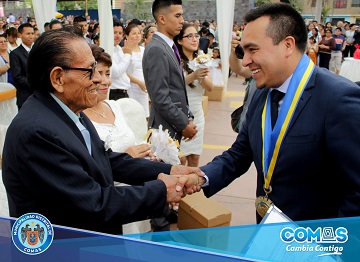Más de 120 parejas se unieron en matrimonio civil comunitario en Comas.
