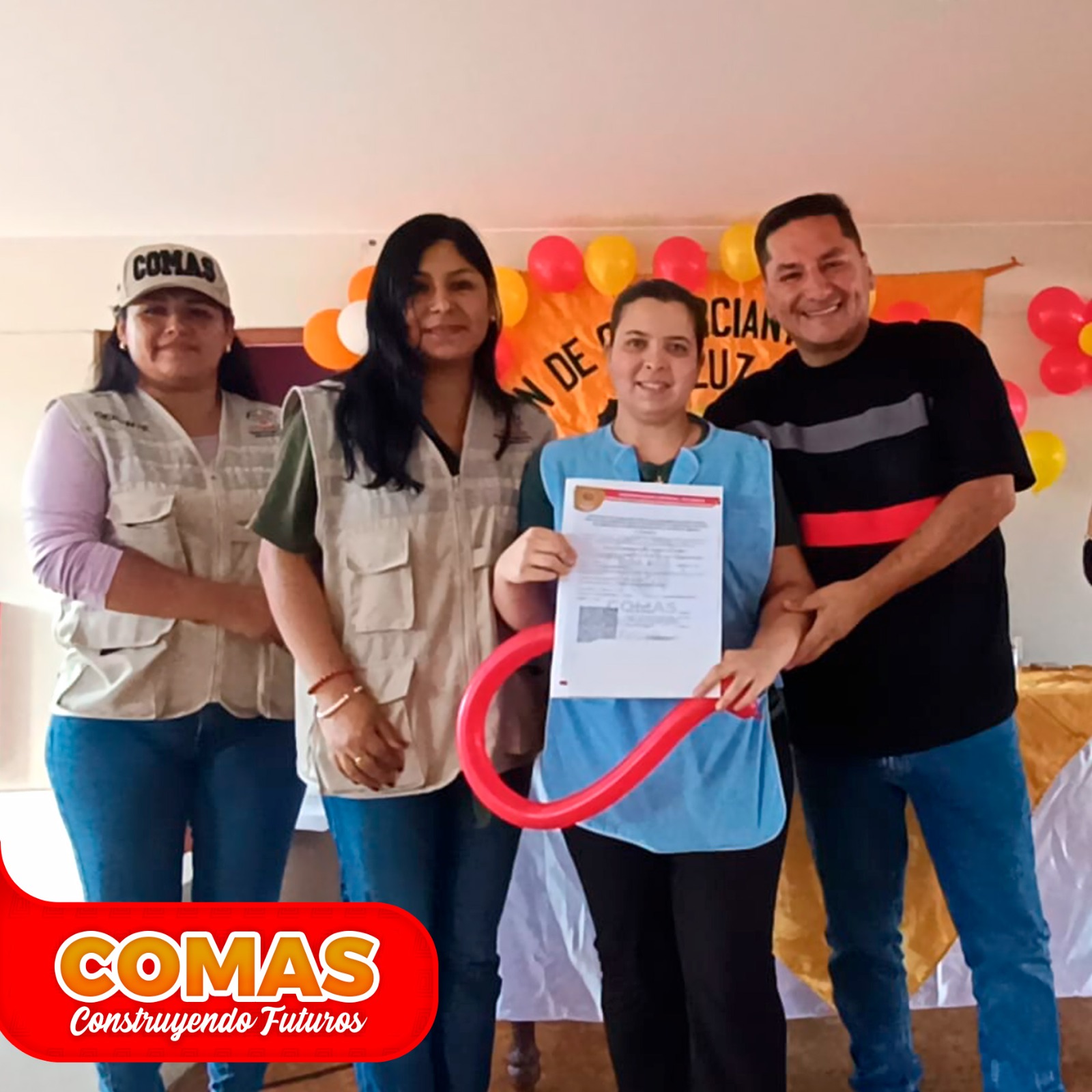 MUNICIPALIDAD DE COMAS ENTREGÓ MÁS DE 200 CERTIFCADOS DE DEFENSA CIVIL AL MERCADO DE SANTA LUZMILA