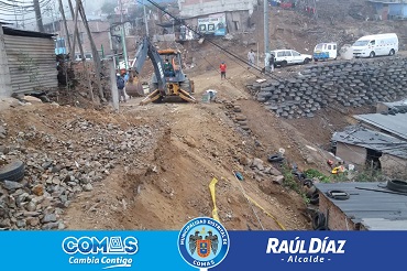 Con maquinaria pesada despejan vía en asentamiento humano Villa Belén de la zonal 02, que se encontraba llena de piedras producto de los derrumbes.