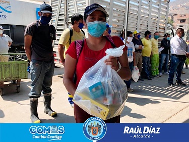 Vecinos de Comas organizan Ollas Comunes,para enfrentar la crisis de la cuarentena. Alcalde Raúl Diaz hace entrega de productos alimenticios, agua envasada y desinfectantes.